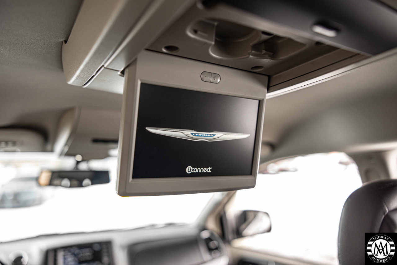 Used 2015 Chrysler Town & Country Touring-L w/ Driver Convenience Group image 27