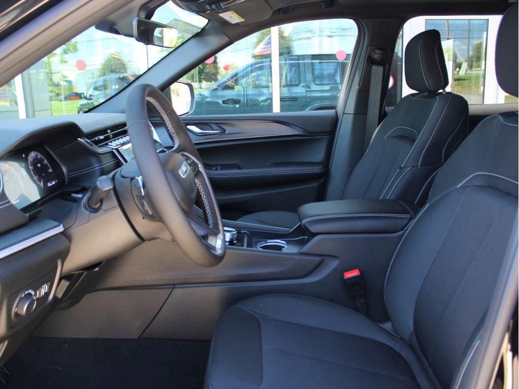 New 2025 Jeep Grand Cherokee L Laredo image 11