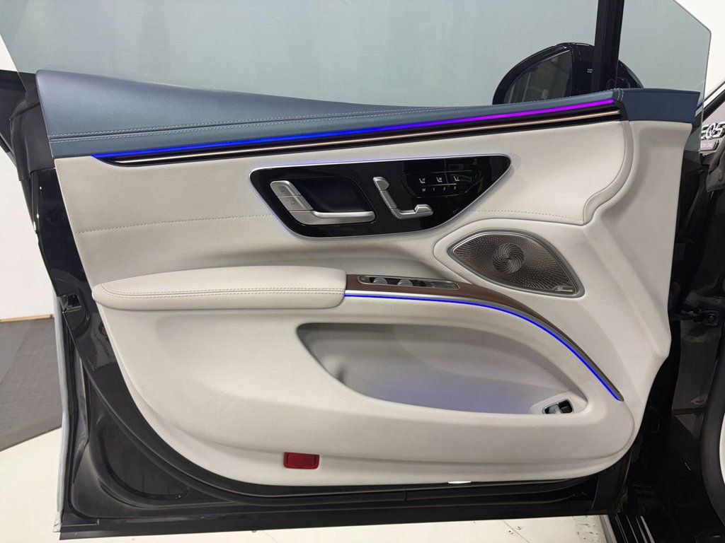 Used 2022 Mercedes-Benz EQS 580 4MATIC Sedan image 6