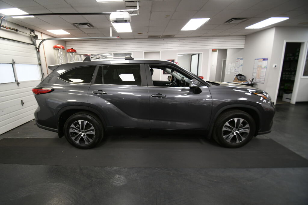 Used 2023 Toyota Highlander XLE image 9