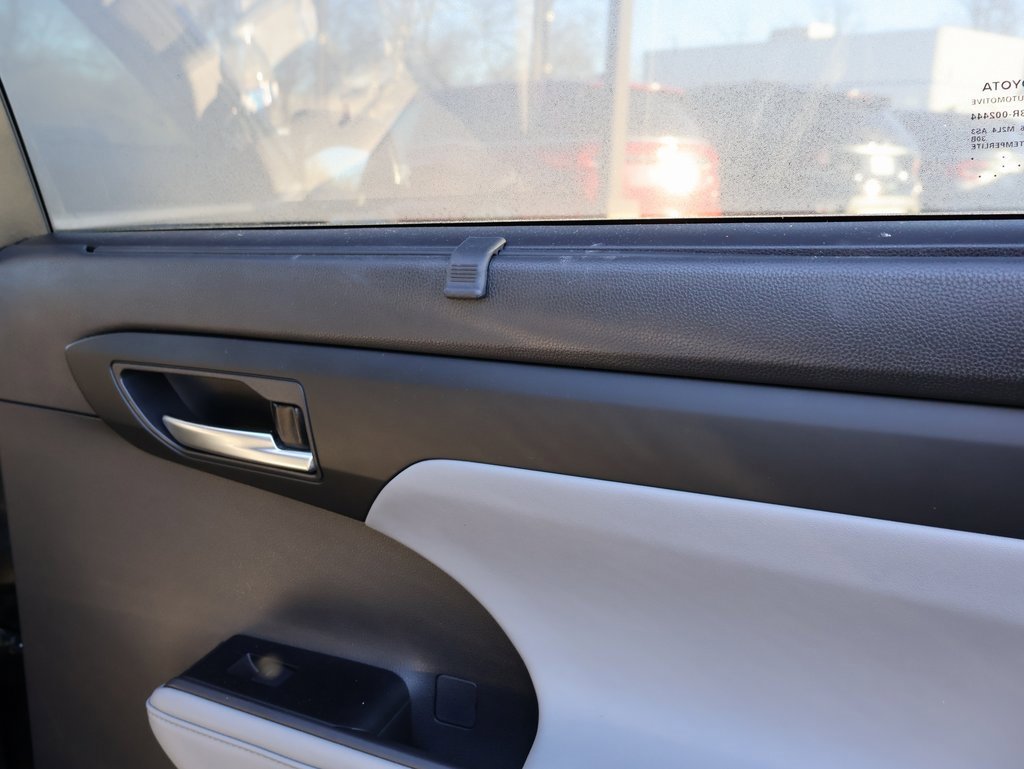 Used 2020 Toyota Highlander XLE image 13