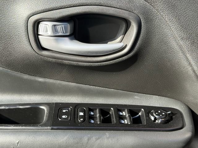 Used 2023 Jeep Renegade Latitude AWD/4WD image 21