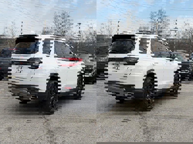 Used 2025 Honda Pilot Touring image 3