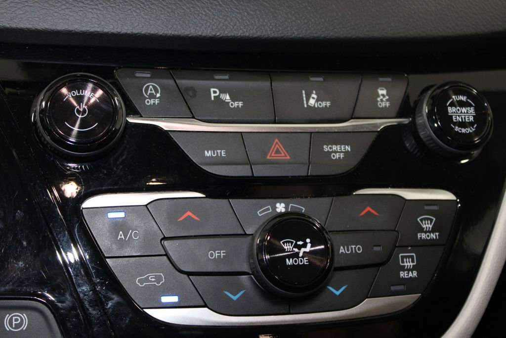 Used 2024 Chrysler Pacifica Touring-L image 46