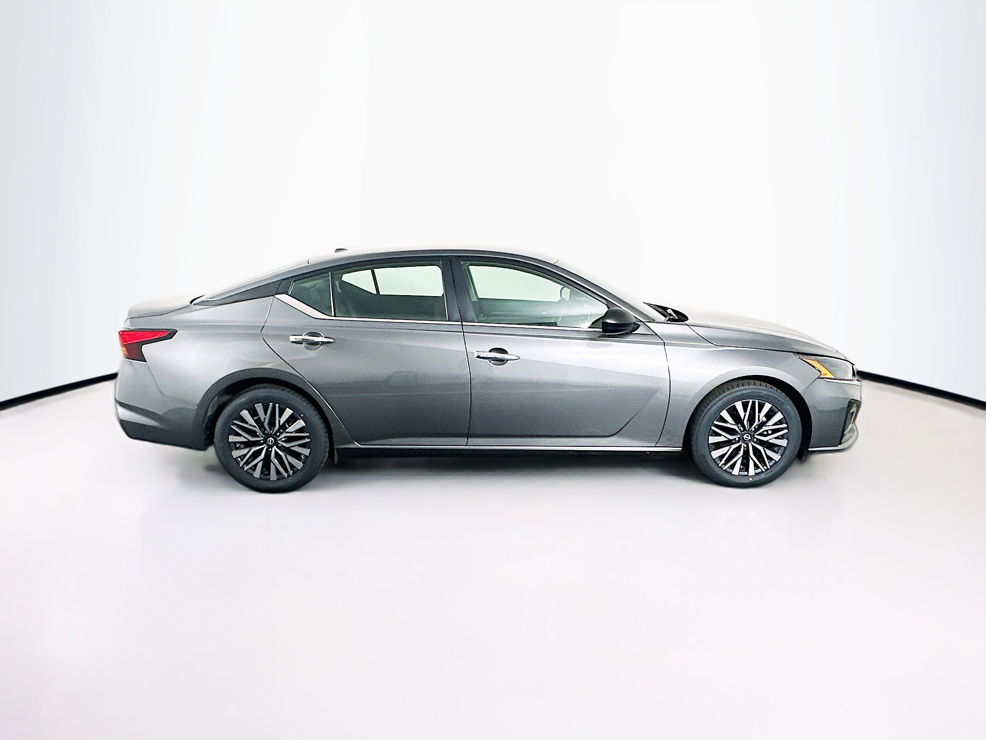 Used 2024 Nissan Altima 2.5 SV FWD image 10