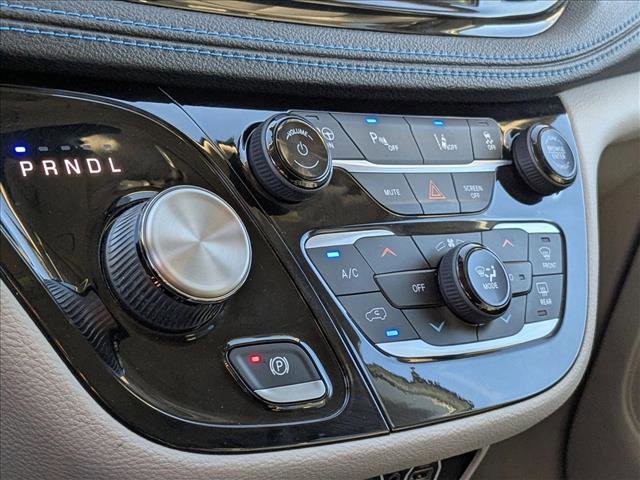 Used 2021 Chrysler Pacifica Touring-L image 11