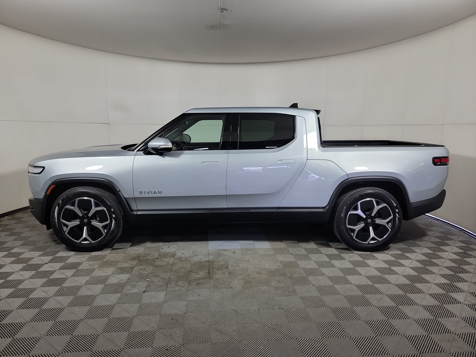 Used 2024 Rivian R1T Adventure Dual AWD/4WD image 2