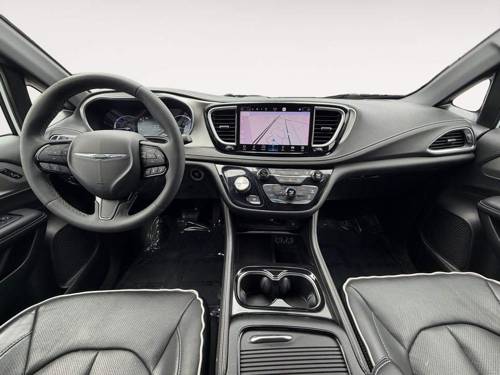 Used 2023 Chrysler Pacifica Limited w/ Uconnect Theater Family Group FWD image 11