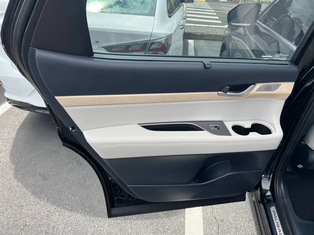 Used 2023 Hyundai Palisade Limited FWD image 13