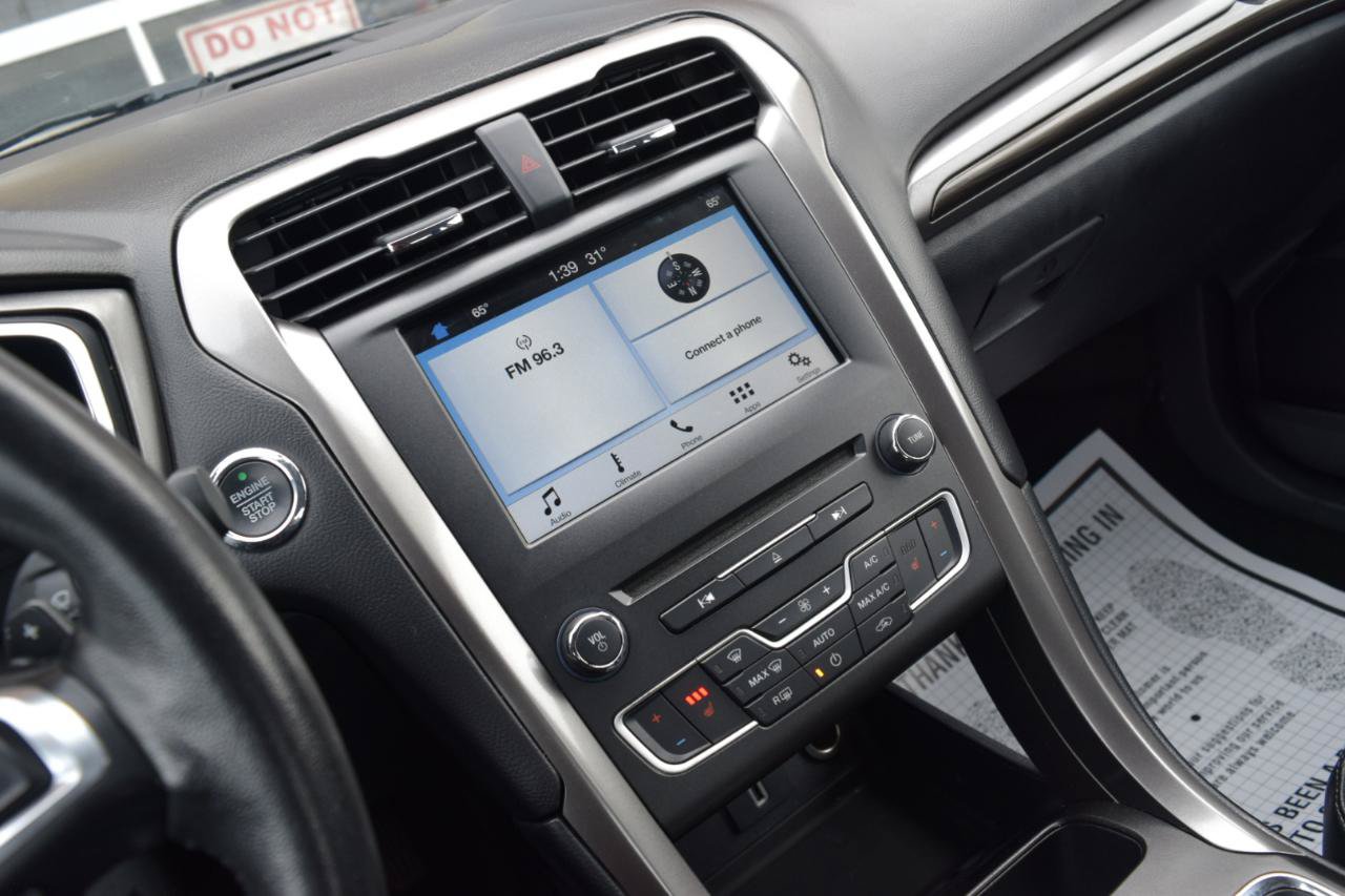 Used 2017 Ford Fusion SE w/ Fusion SE Technology Package FWD image 18