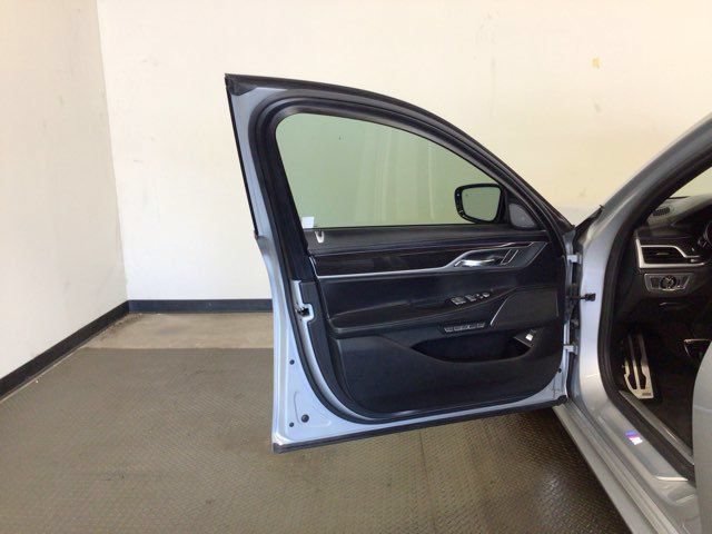 Used 2018 BMW 750i RWD image 12