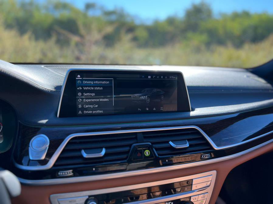 Used 2022 BMW 750i xDrive w/ M Sport Package image 30