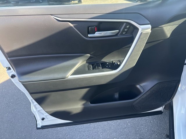 Used 2022 Toyota RAV4 XLE Premium image 11