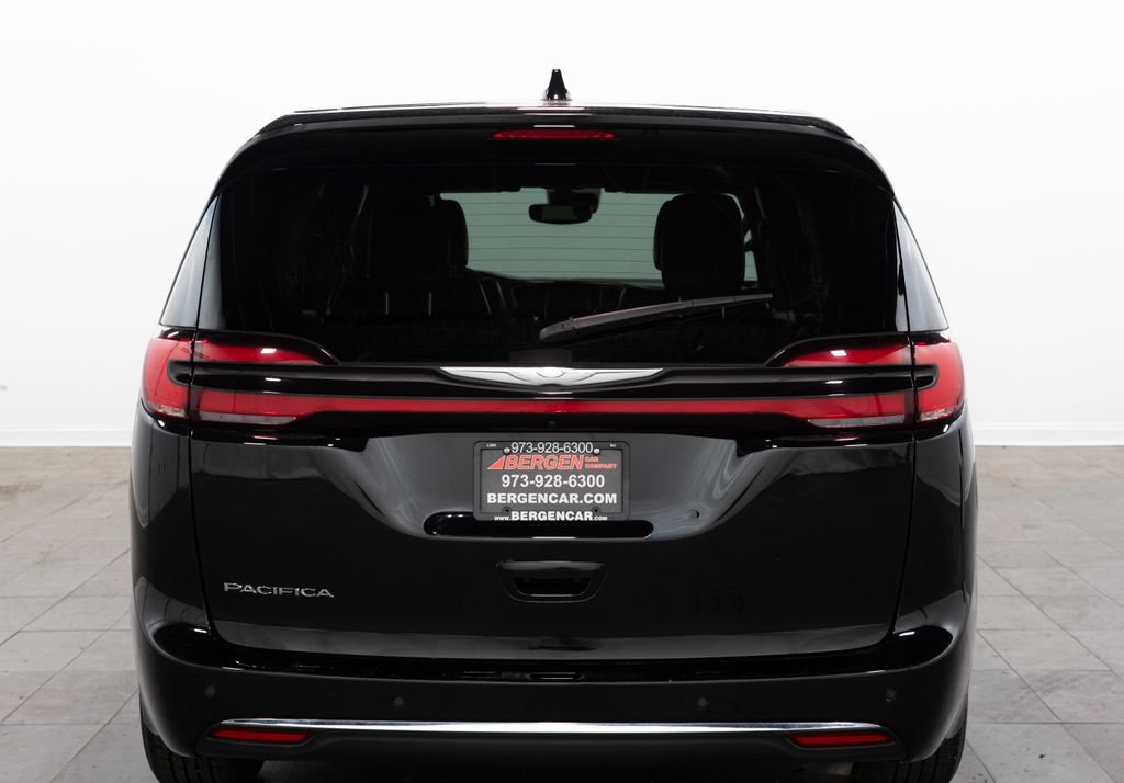 Used 2025 Chrysler Pacifica Select FWD image 11