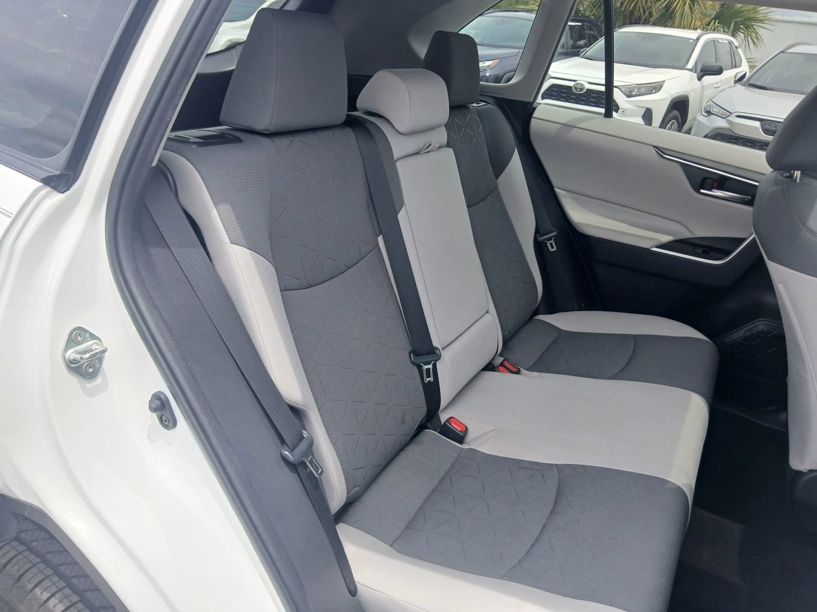Used 2020 Toyota RAV4 XLE w/ Convenience Package FWD image 17