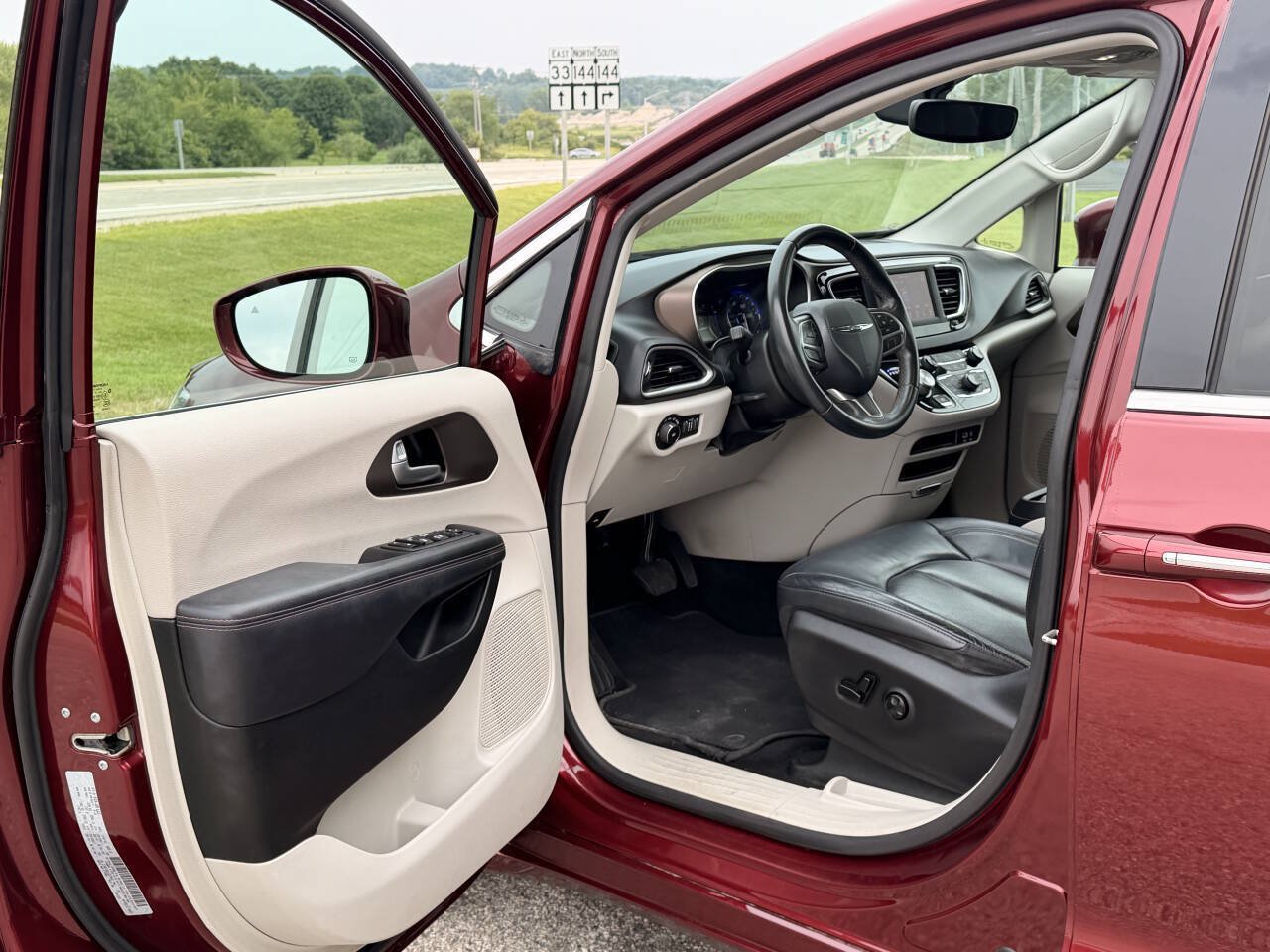 Used 2018 Chrysler Pacifica Touring-L FWD image 10