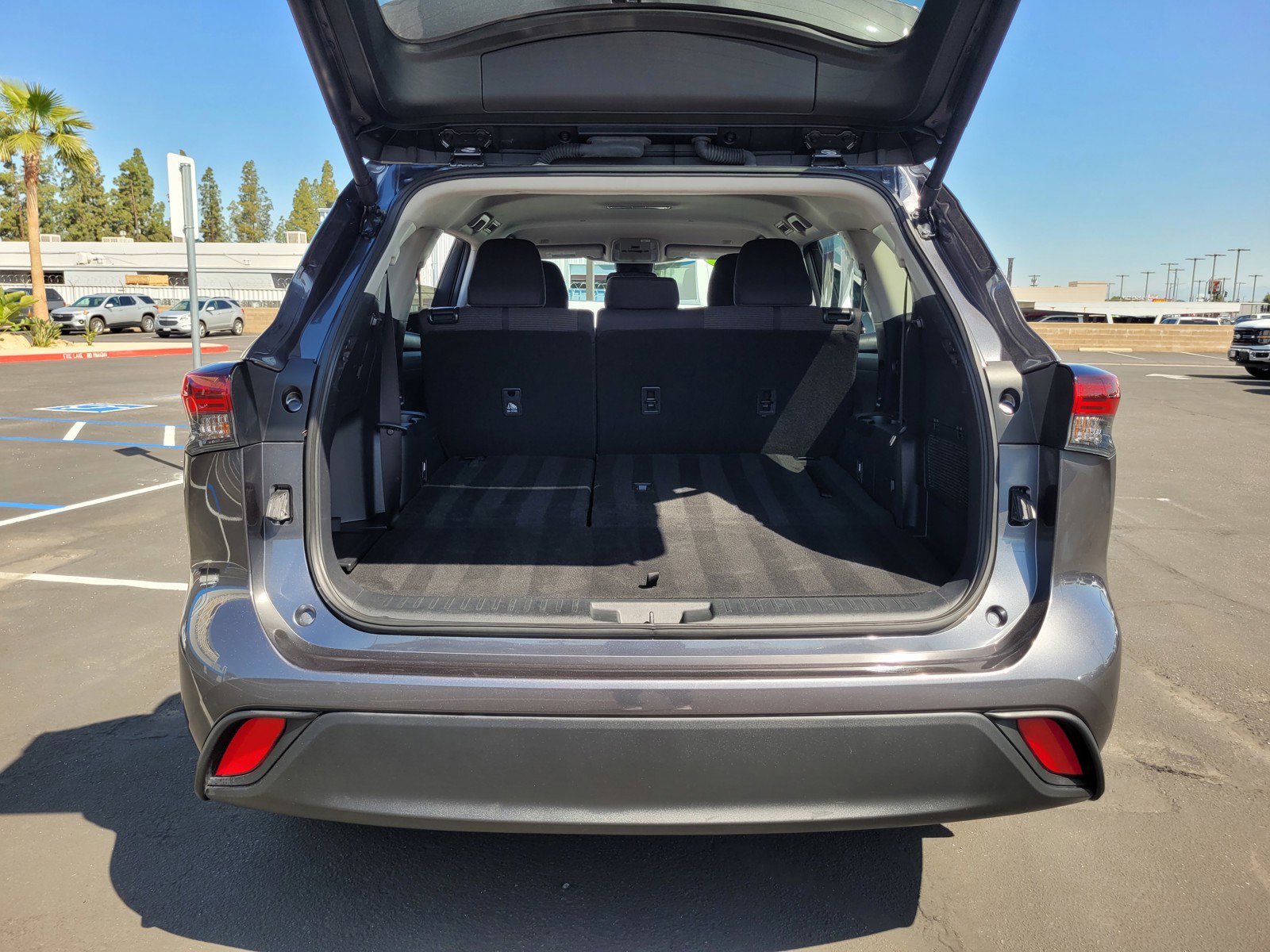 Used 2024 Toyota Highlander LE AWD/4WD image 27