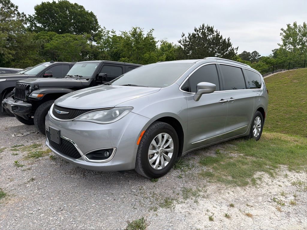 Used 2018 Chrysler Pacifica Touring-L FWD image 1
