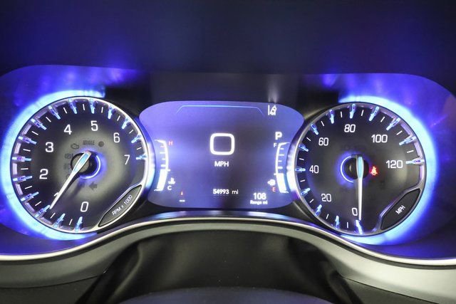 Used 2025 Chrysler Pacifica Limited image 12