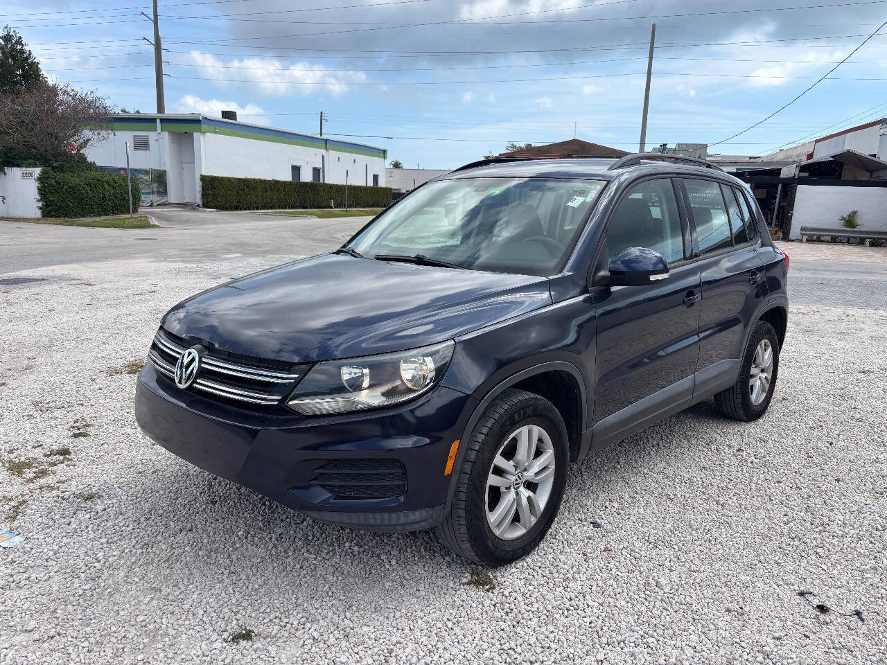 Used 2016 Volkswagen Tiguan S image 3