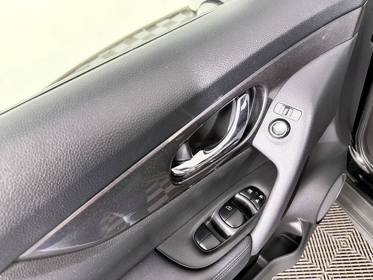 Used 2018 Nissan Rogue SV image 24