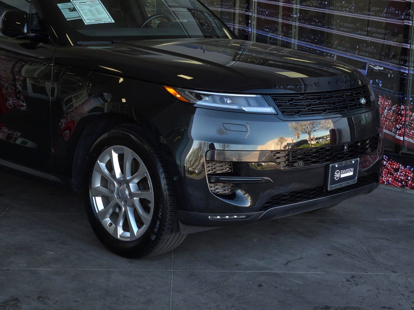 Used 2025 Land Rover Range Rover Sport SE image 2