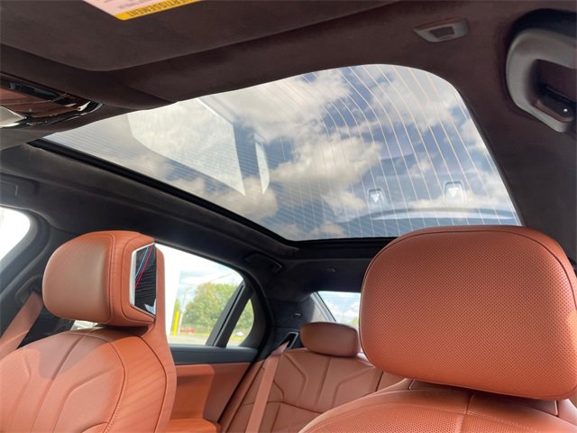 New 2026 BMW 750e xDrive image 25