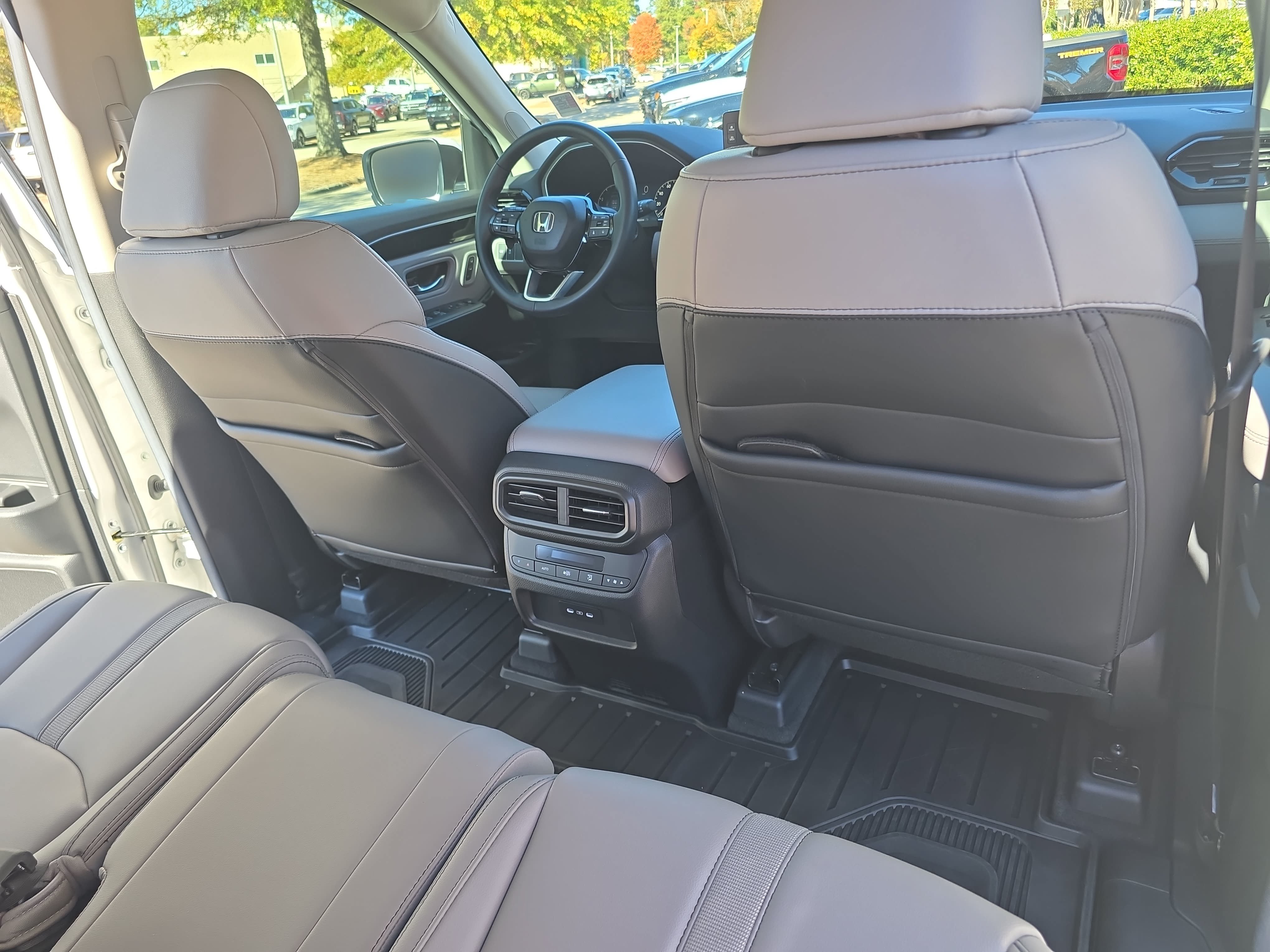 Used 2025 Honda Pilot Touring image 11