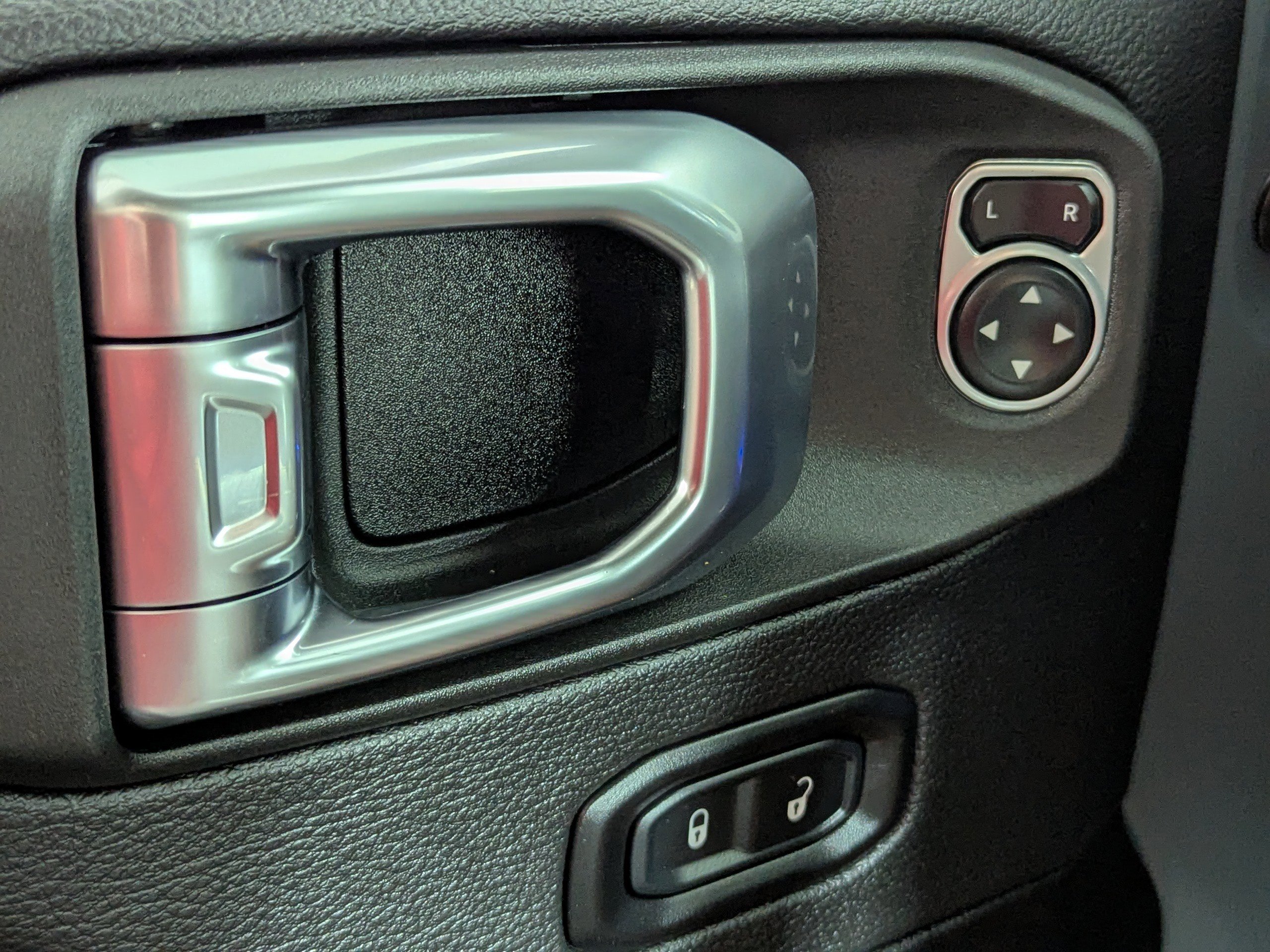 Used 2025 Jeep Wrangler Sahara AWD/4WD image 23