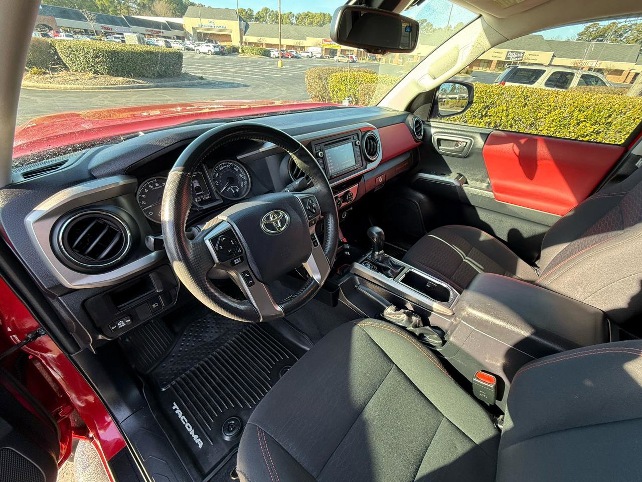 Used 2018 Toyota Tacoma SR5 AWD/4WD image 12