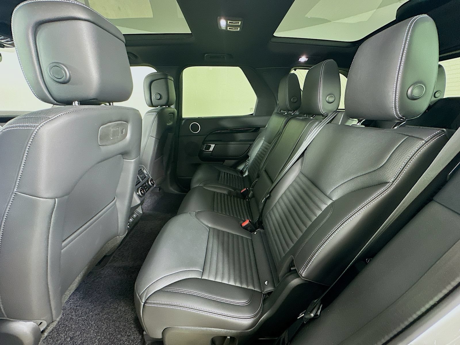 Used 2025 Land Rover Discovery S AWD/4WD image 40