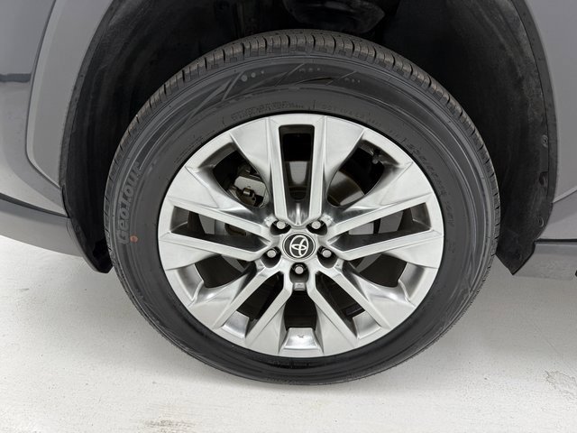 Used 2022 Toyota RAV4 XLE Premium image 7