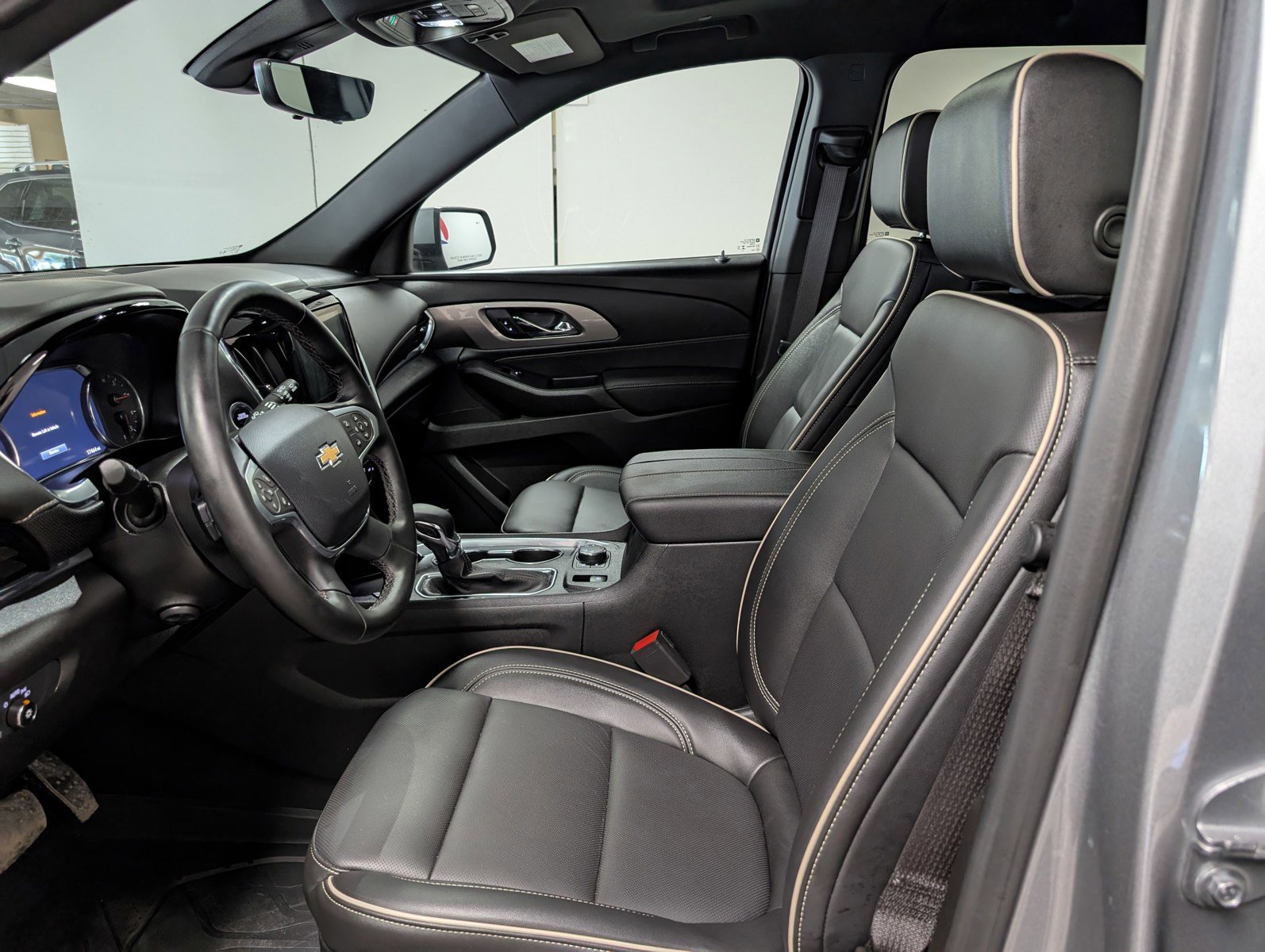 Used 2023 Chevrolet Traverse Premier image 3