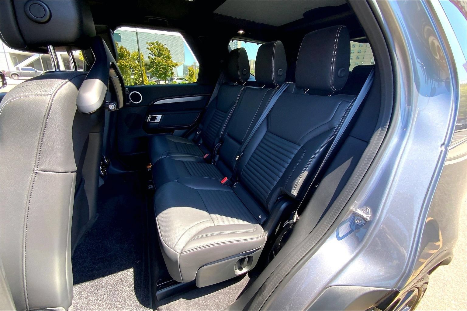 Certified 2025 Land Rover Discovery Dynamic SE AWD/4WD image 19