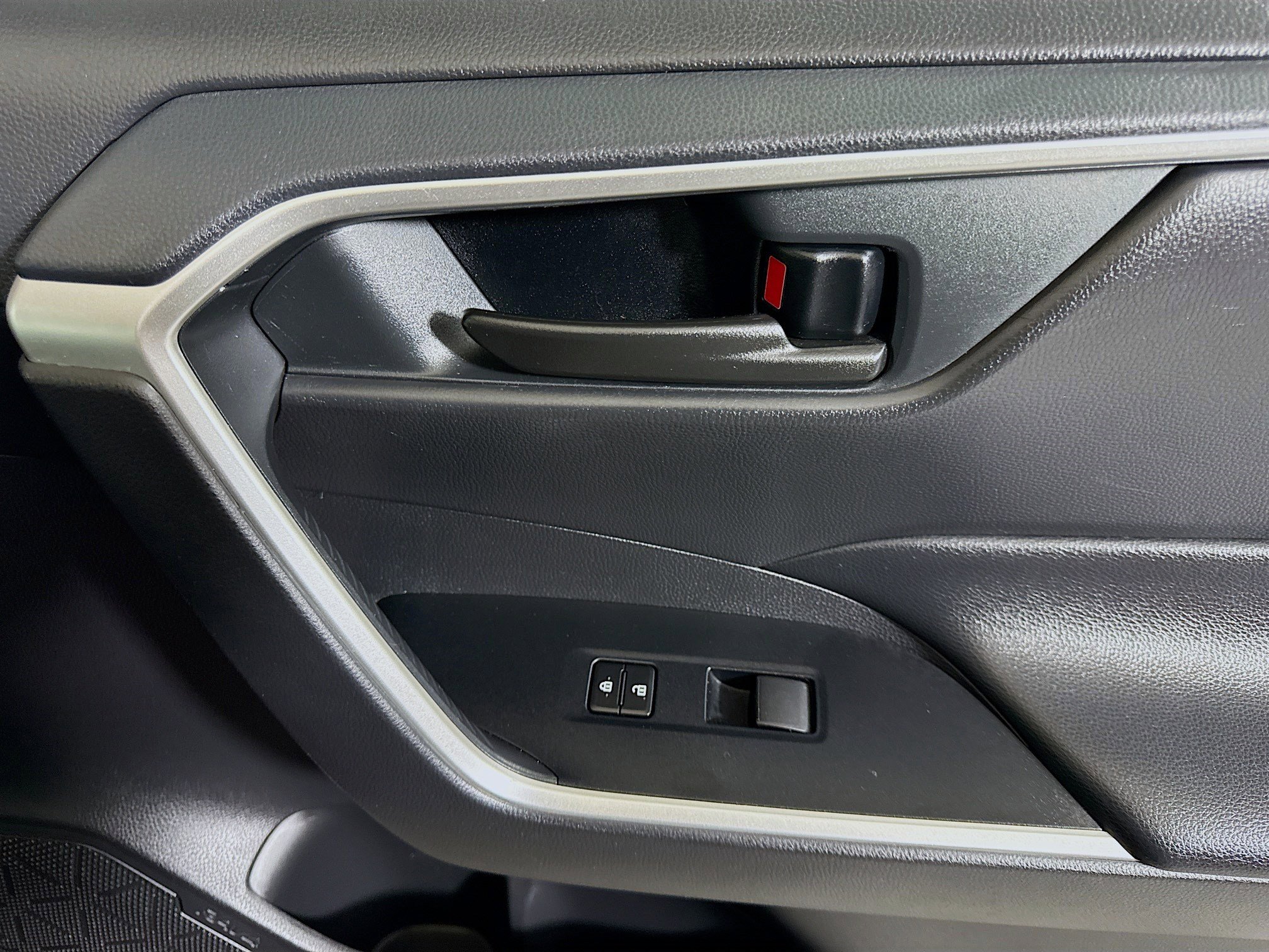 Used 2020 Toyota RAV4 LE image 30