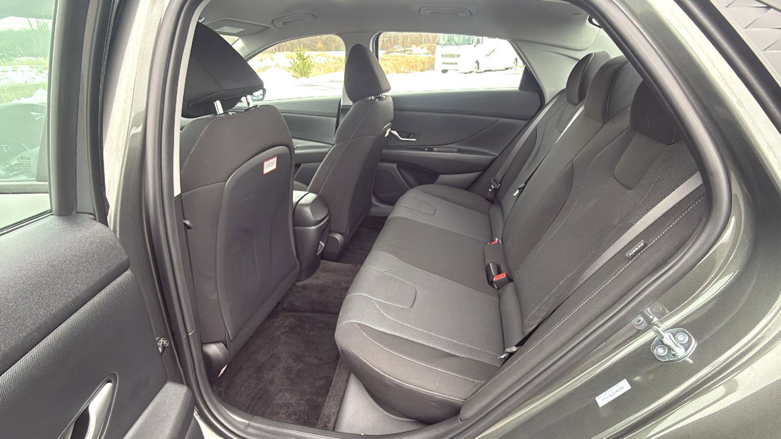 Used 2025 Hyundai Elantra SE image 24