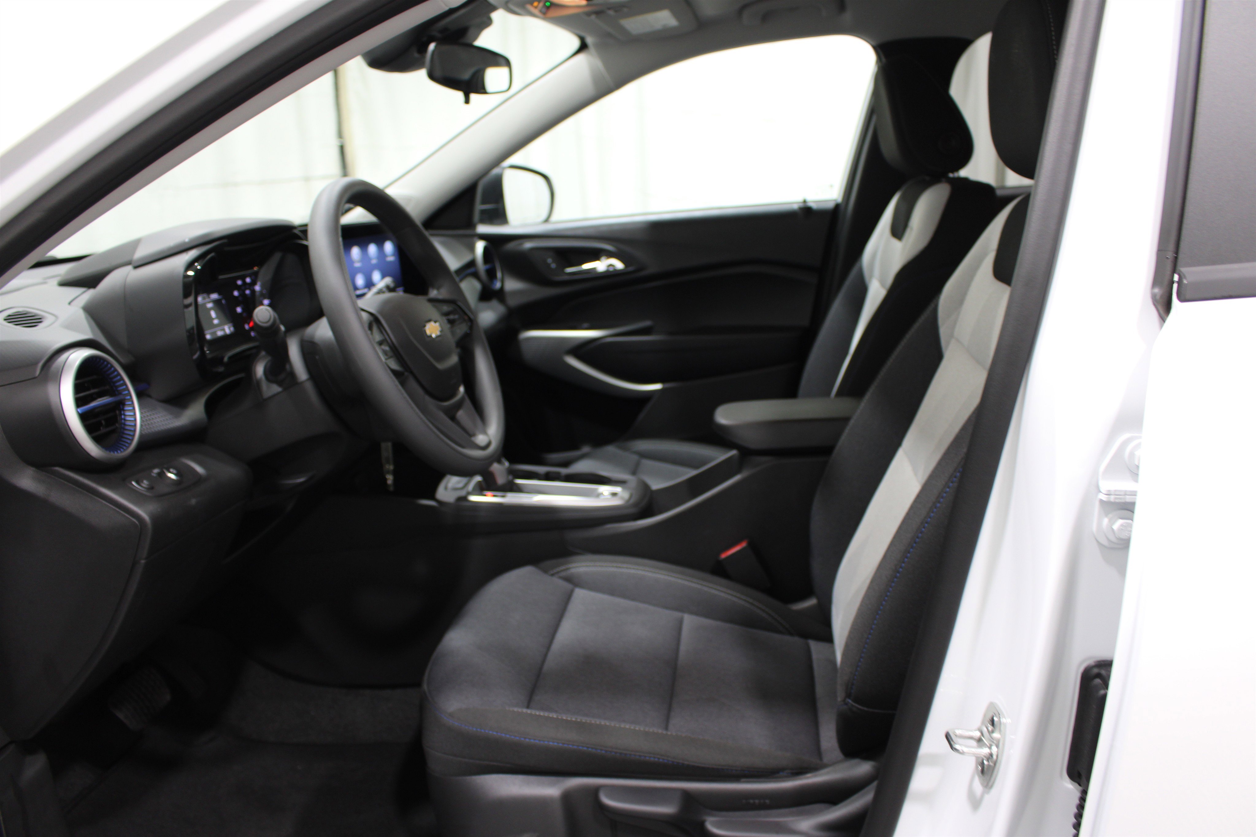 Used 2026 Chevrolet Trax LS FWD image 3