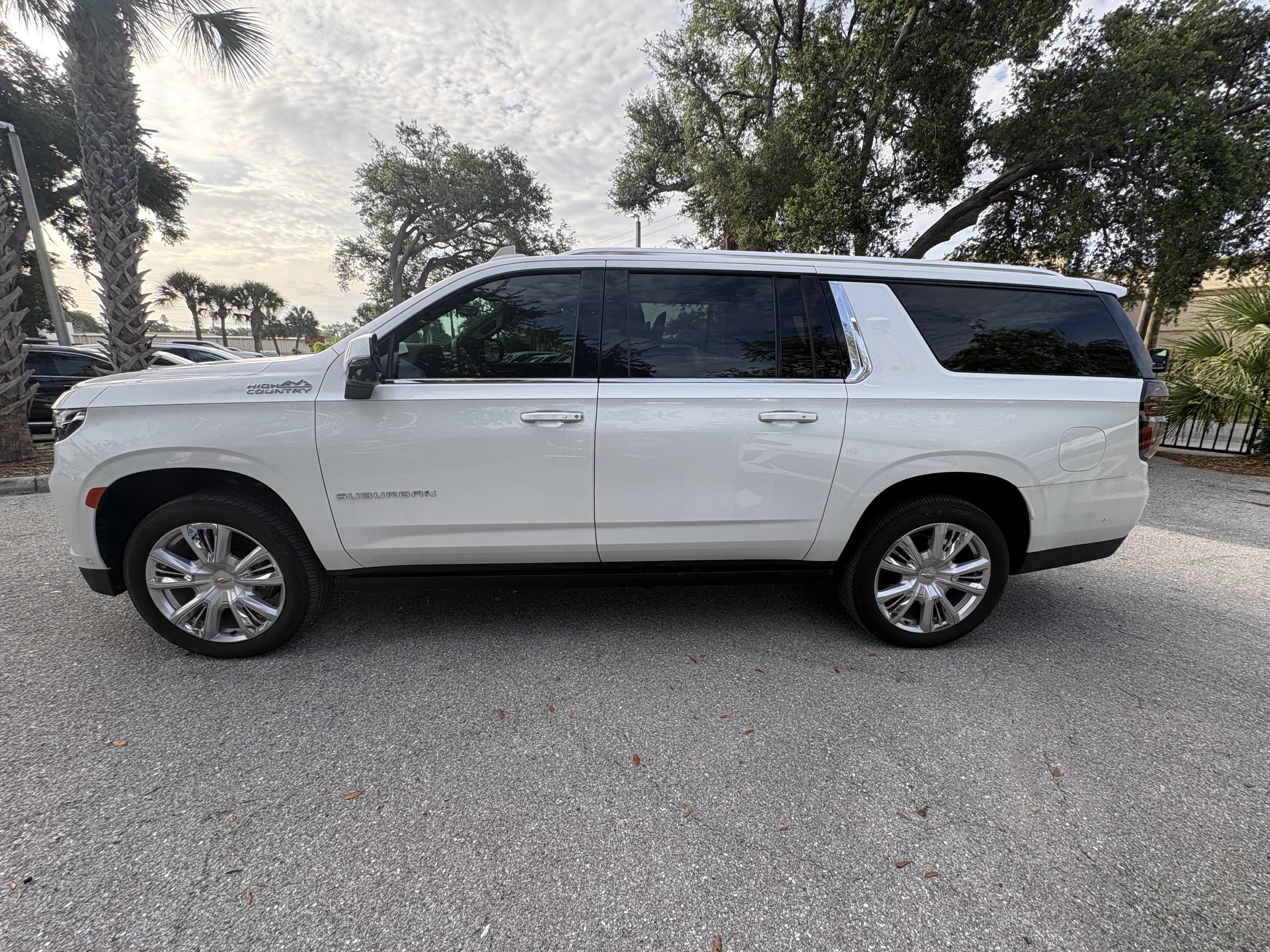 Used 2024 Chevrolet Suburban High Country w/ Advanced Technology Package AWD/4WD image 4