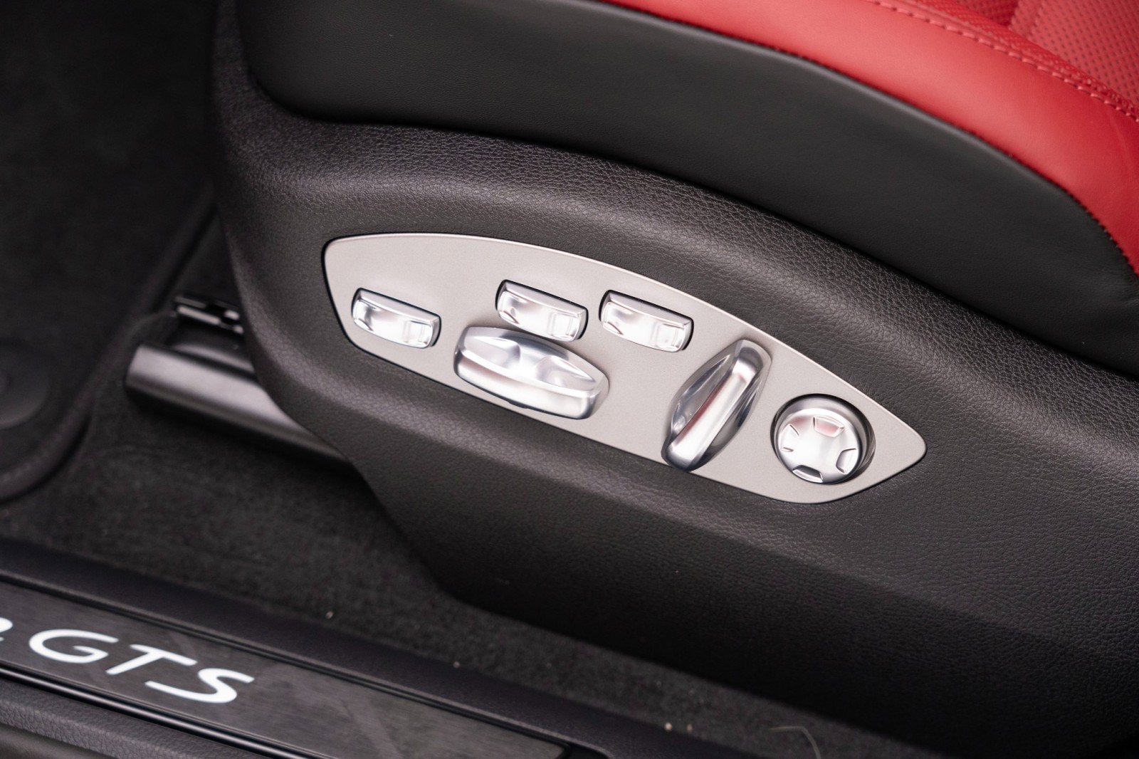 New 2026 Porsche Macan GTS image 16