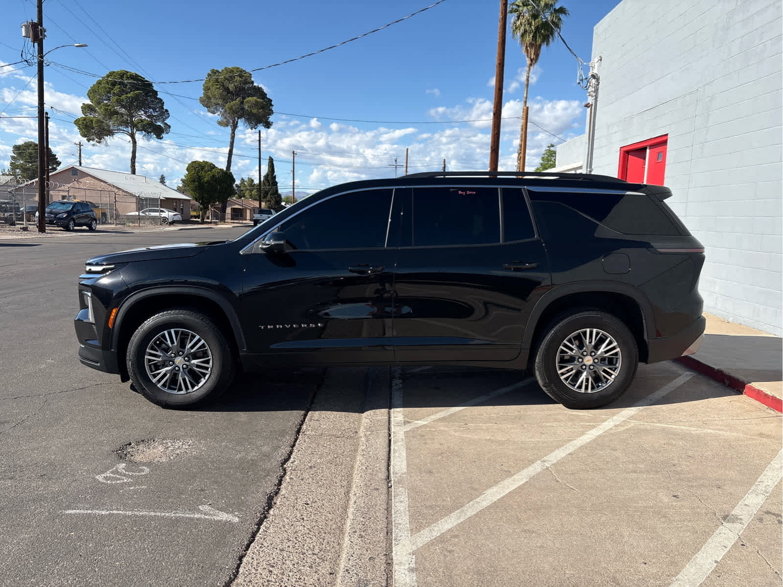 Used 2025 Chevrolet Traverse LT w/ Driver Confidence Package image 3