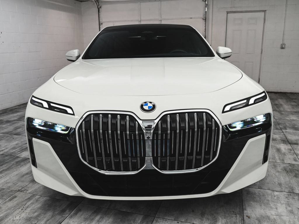 Used 2025 BMW 760i xDrive w/ Premium Package AWD/4WD image 2