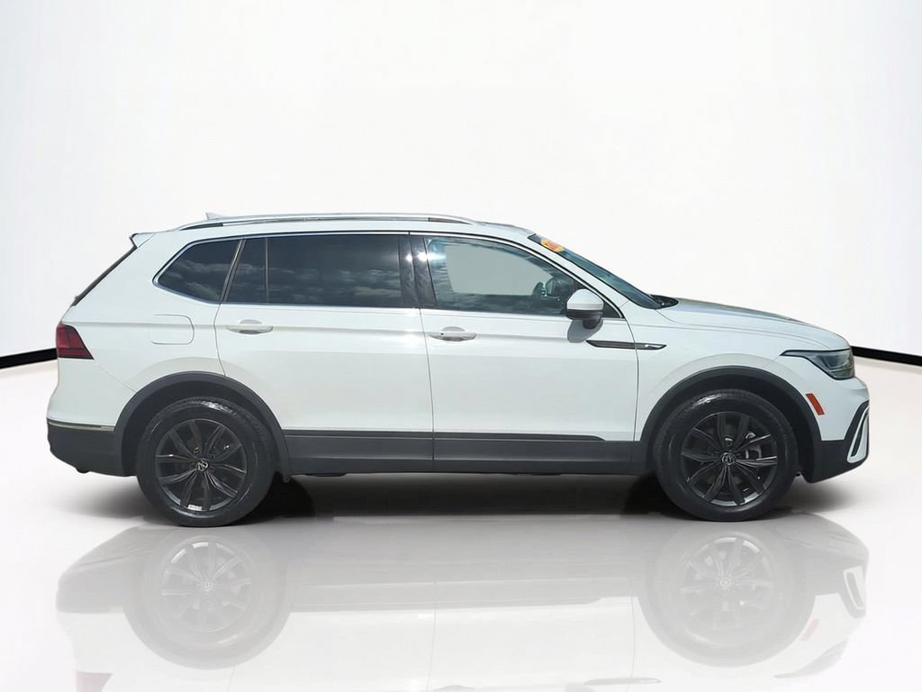 Used 2022 Volkswagen Tiguan SE w/ Panoramic Sunroof Package FWD image 4