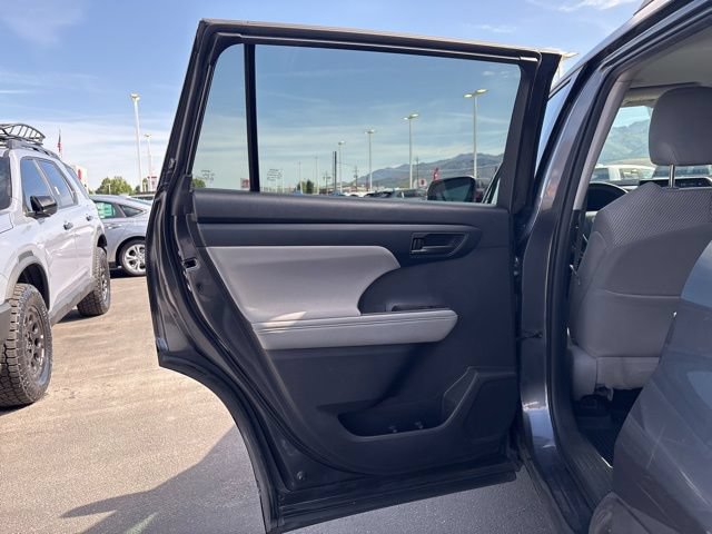 Used 2020 Toyota Highlander LE AWD/4WD image 17