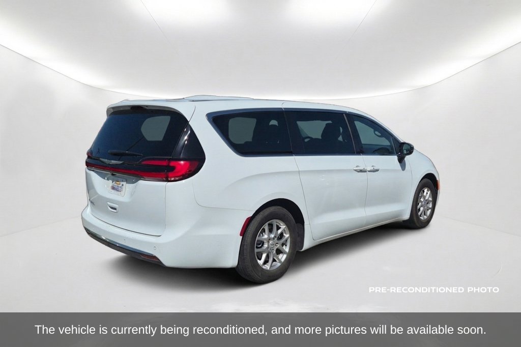 Used 2026 Chrysler Pacifica Select FWD image 6