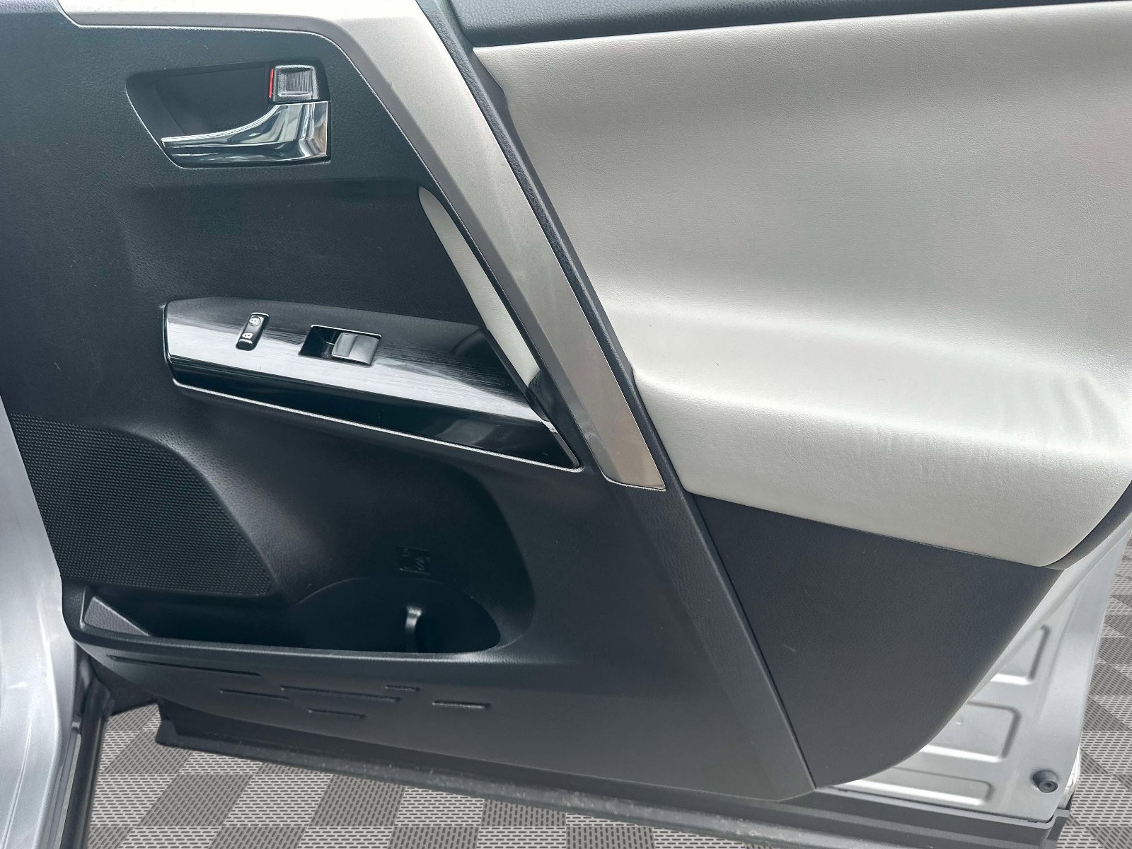 Used 2017 Toyota RAV4 Limited w/ Advanced Technology Package image 25