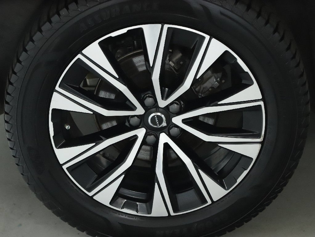 Used 2024 Volvo XC60 B5 Plus AWD/4WD image 12