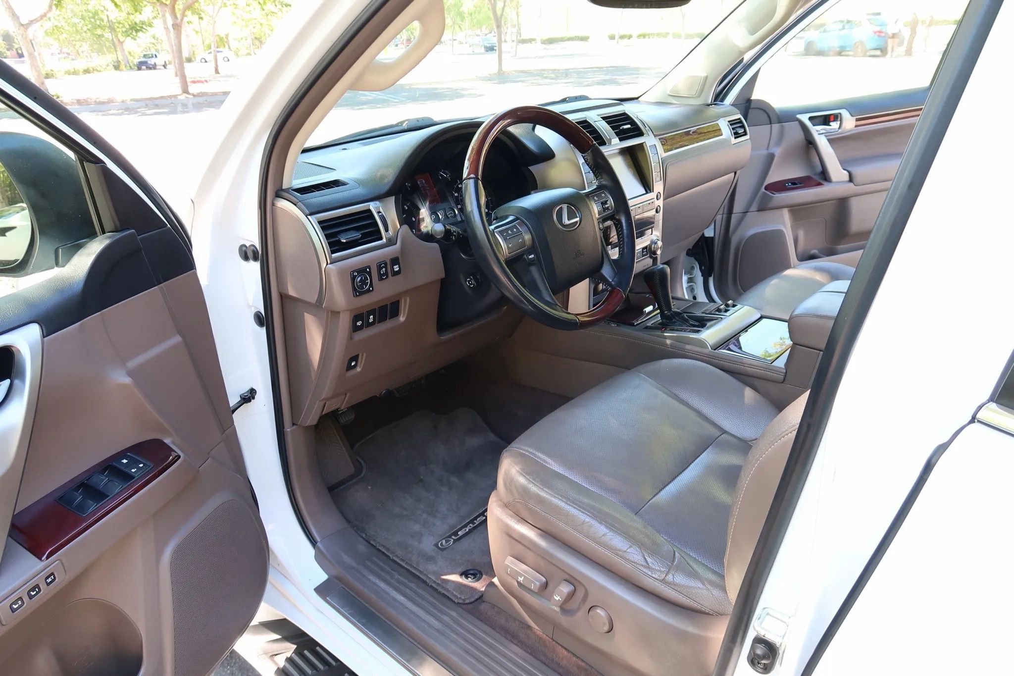 Used 2015 Lexus GX 460 w/ Premium Package AWD/4WD image 8