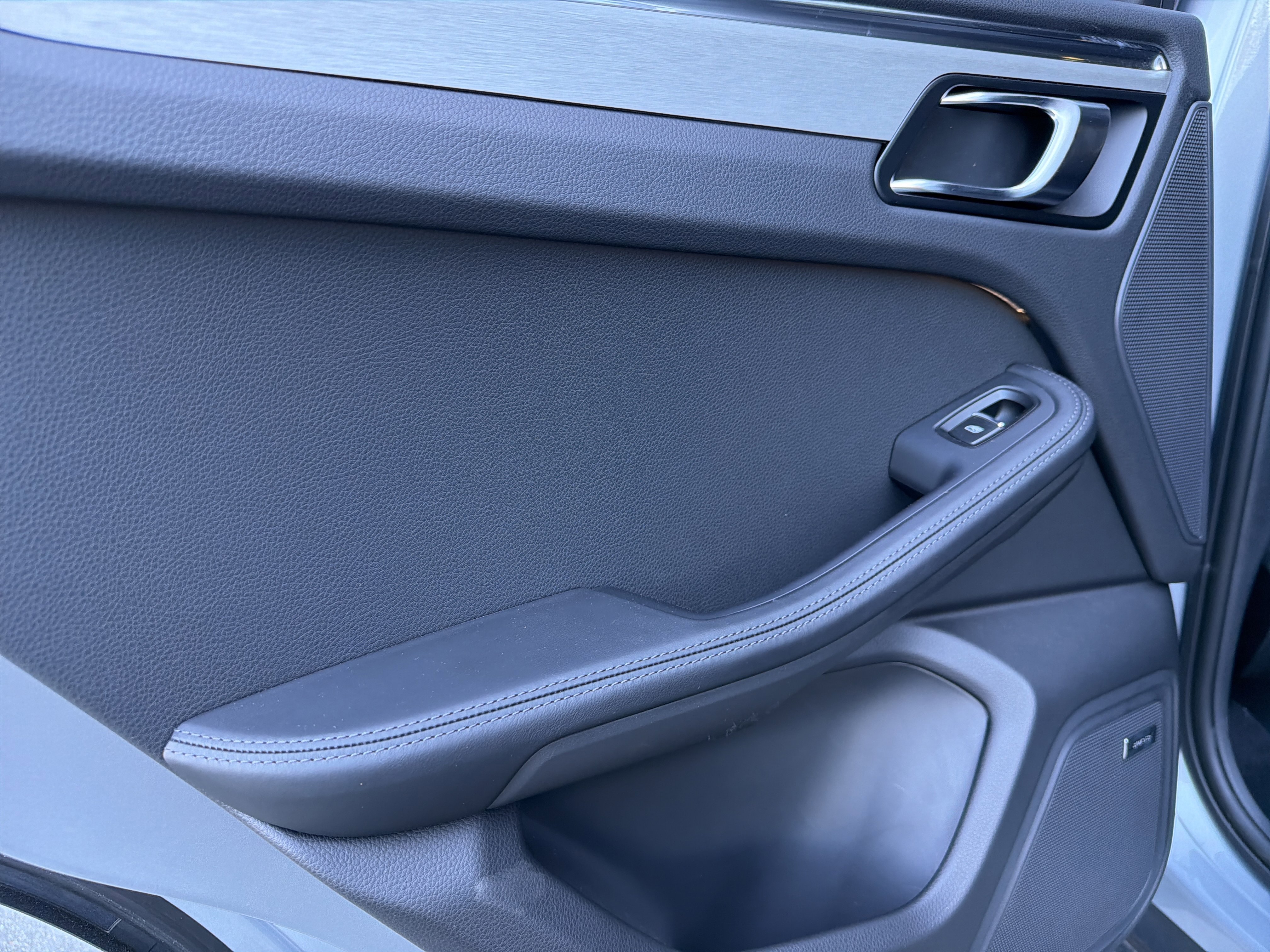 Certified 2025 Porsche Macan image 32