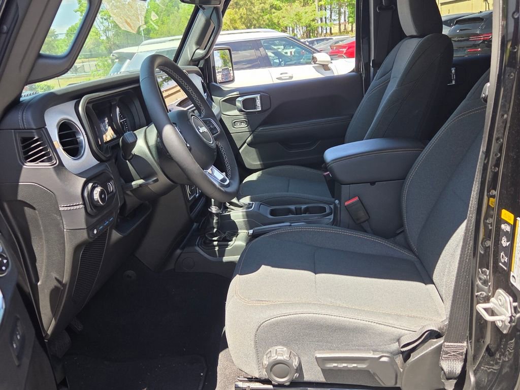 Used 2025 Jeep Wrangler Unlimited Sahara w/ Safety Group AWD/4WD image 5