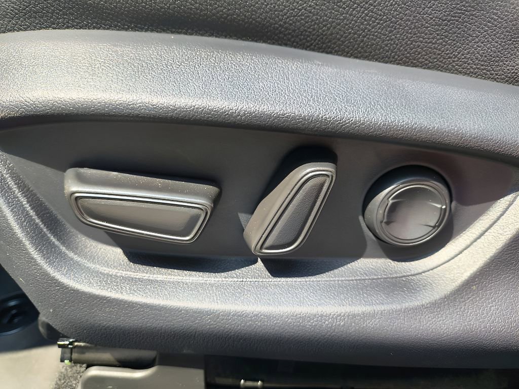 Used 2025 Toyota Camry SE image 15